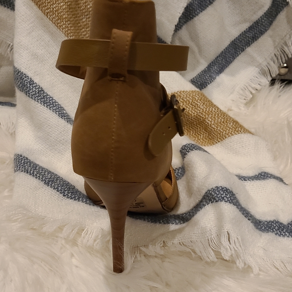 D shoes - Picture 3 of 12